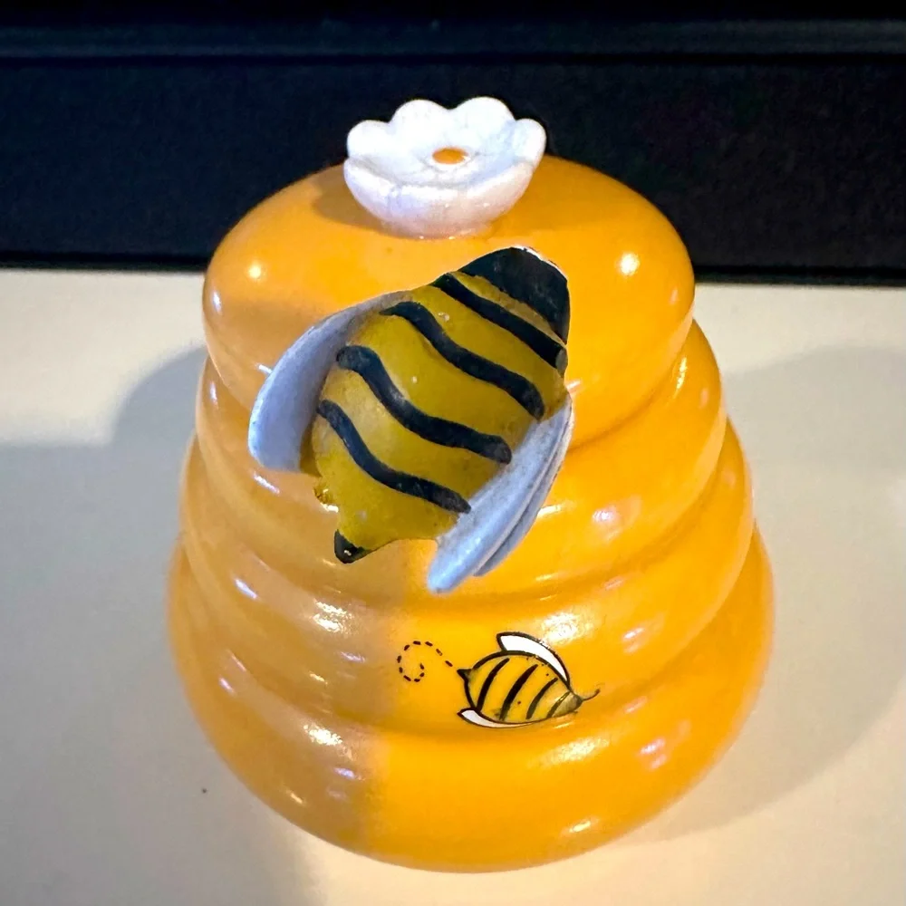 Joie Honey Jar with Wood Bee Design Dipper Honey Miel Yellow Ceramic Jar Contain